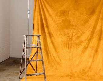 Fondo fotográfico de lona de algodón teñida a mano en color amarillo dorado “Marigold”