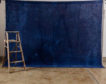 Fondo fotográfico azul oscuro teñido a mano “Espacio Profundo” / Lienzo de algodón para estudio fotográfico