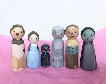 Juego de muñecos de clavija inspirados en El hombre de hojalata, Dorothy, el espantapájaros, el león, Toto y El mago de Oz. Adorno para tarta de muñeco de clavija