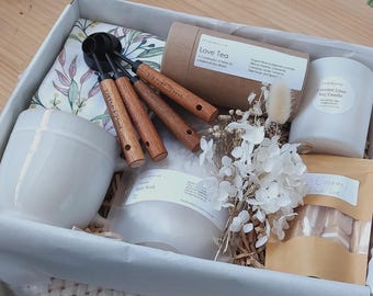 Welcome Home Gift Box: Soy Candle, Tea & Dried Flower Hamper