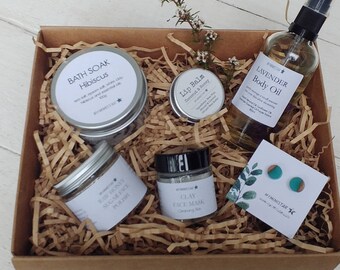 Pamper Gift Box: Spa Bath Set, Clay Mask, Honey Polish & Wooden Earrings