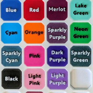 Puede incluir: Una tabla de opciones de color PETG en blanco con una cuadr&iacute;cula de muestras cuadradas de esquinas redondeadas. Cada muestra muestra el nombre de un color en letras en relieve, incluyendo azul, rojo, merlot, verde lago, cian, naranja, morado brillante, verde ne&oacute;n, cian brillante, rosa, morado oscuro, verde brillante, negro, rosa claro, morado claro y rosa brillante.
