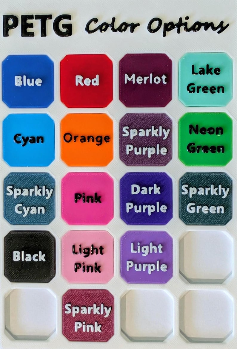 Puede incluir: Una tabla de opciones de color PETG en blanco con una cuadr&iacute;cula de muestras cuadradas de esquinas redondeadas. Cada muestra muestra el nombre de un color en letras en relieve, incluyendo azul, rojo, merlot, verde lago, cian, naranja, morado brillante, verde ne&oacute;n, cian brillante, rosa, morado oscuro, verde brillante, negro, rosa claro, morado claro y rosa brillante.