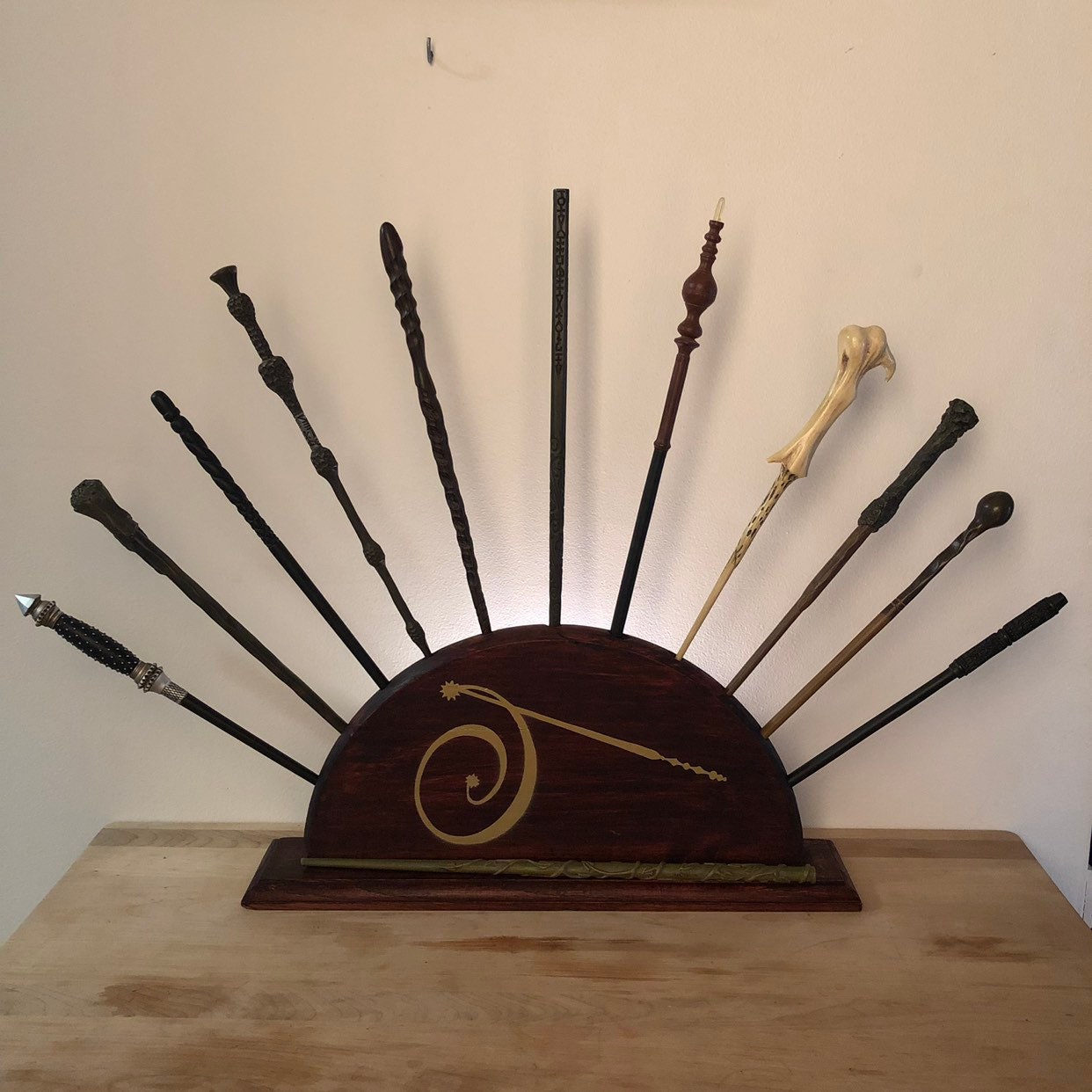 Wand Display Stand Dark Wooden Rack Holds up to 11 Wizard - Etsy.de