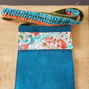 Bolso pequeño para hombro y bandolera. Fabricado en ante verde azulado con correa de ganchillo.