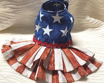 Vestito o pettorina patriottica per cani, blu e rossa, con stelle e strisce.