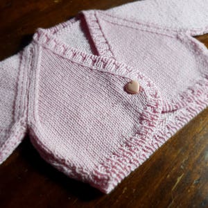 Knitted heart warmer for girls (pattern in Italian)