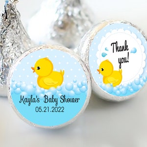 Puede incluir: Pegatinas de recuerdo de baby shower azules y amarillas con un patito de goma y burbujas. Las pegatinas dicen "Baby shower de Kayla 05.21.2022" y "&iexcl;Gracias!"