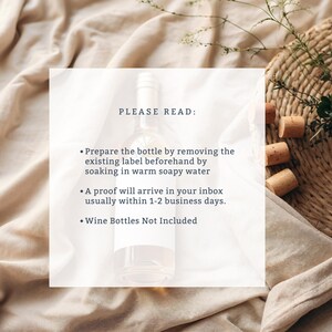 Pode incluir: Uma garrafa de vinho branco com um r&oacute;tulo que diz "PLEASE READ:" e instru&ccedil;&otilde;es para preparar a garrafa para um novo r&oacute;tulo. O texto inclui o seguinte: "Prepare a garrafa removendo o r&oacute;tulo existente antecipadamente, mergulhando-o em &aacute;gua morna com sab&atilde;o. Uma prova chegar&aacute; &agrave; sua caixa de entrada, geralmente dentro de 1-2 dias &uacute;teis. Garrafas de vinho n&atilde;o inclu&iacute;das."