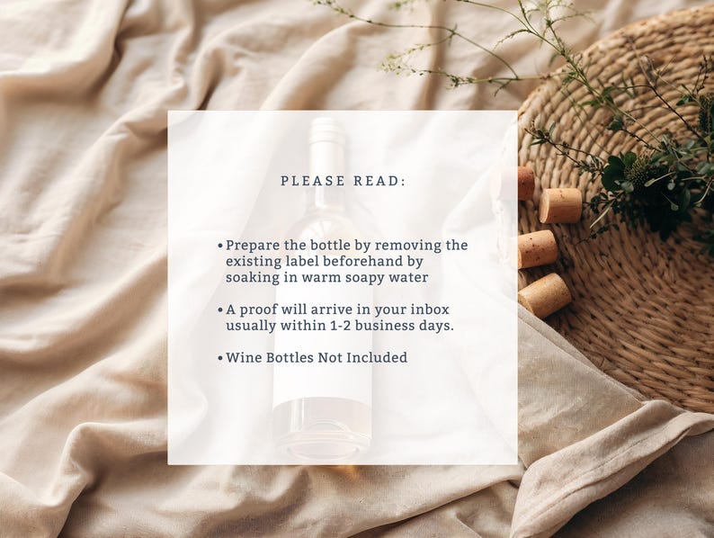 Pode incluir: Uma garrafa de vinho branco com um r&oacute;tulo que diz "PLEASE READ:" e instru&ccedil;&otilde;es para preparar a garrafa para um novo r&oacute;tulo. O texto inclui o seguinte: "Prepare a garrafa removendo o r&oacute;tulo existente antecipadamente, mergulhando-o em &aacute;gua morna com sab&atilde;o. Uma prova chegar&aacute; &agrave; sua caixa de entrada, geralmente dentro de 1-2 dias &uacute;teis. Garrafas de vinho n&atilde;o inclu&iacute;das."