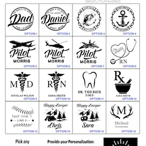 Pode incluir: Um gr&aacute;fico de op&ccedil;&otilde;es de design com dezesseis op&ccedil;&otilde;es diferentes. Os designs incluem texto e ilustra&ccedil;&otilde;es de um peixe, uma &acirc;ncora, um avi&atilde;o, um helic&oacute;ptero e cenas de acampamento. O texto inclui as palavras "Dad", "Daniel", "Pilot", "RN" e "Happy Camper".