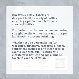 Op de afbeelding: Tekst op een witte achtergrond die uitlegt hoe je waterfleslabels kunt gebruiken. De tekst luidt: "Onze waterfleslabels zijn ontworpen om te passen op een verscheidenheid aan flessen, waardoor een perfecte match wordt gegarandeerd voor de meeste standaardflessen. Voor de beste resultaten raden we aan om rechte flessen te gebruiken zonder bochten of onregelmatige vormen om kreuken te voorkomen. Of je nu personaliseert voor bruiloften, verjaardagen, repetitiediners, pensioenfeesten of andere speciale gelegenheden, onze hoogwaardige labels zullen je flessen opwaarderen en een unieke touch toevoegen aan je viering."