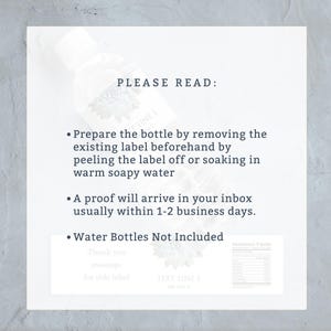 Op de afbeelding: Een witte kaart met instructies over hoe je een fles voorbereidt voor een aangepast etiket. De tekst luidt: "LEES AUB: Bereid de fles voor door het bestaande etiket vooraf te verwijderen door het etiket te verwijderen of te weken in warm zeepsop. Een proefdruk komt in uw inbox aan, meestal binnen 1-2 werkdagen. Waterflessen zijn niet inbegrepen."