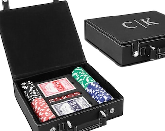 Può includere: Valigetta in pelle nera con maniglia, contenente due mazzi di carte da gioco, un set di dadi e tre pile di fiches da poker in rosso, verde e blu.