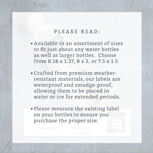 Op de afbeelding: Een wit vel papier met zwarte tekst die "LEES AUB:" luidt en drie opsommingspunten bevat. Het eerste punt stelt dat het product verkrijgbaar is in verschillende maten om op waterflessen te passen. Het tweede punt stelt dat het product is gemaakt van weerbestendige materialen en waterdicht en vlekbestendig is. Het derde punt stelt dat het product moet worden gemeten aan de hand van een bestaand etiket om ervoor te zorgen dat de juiste maat wordt gekocht.