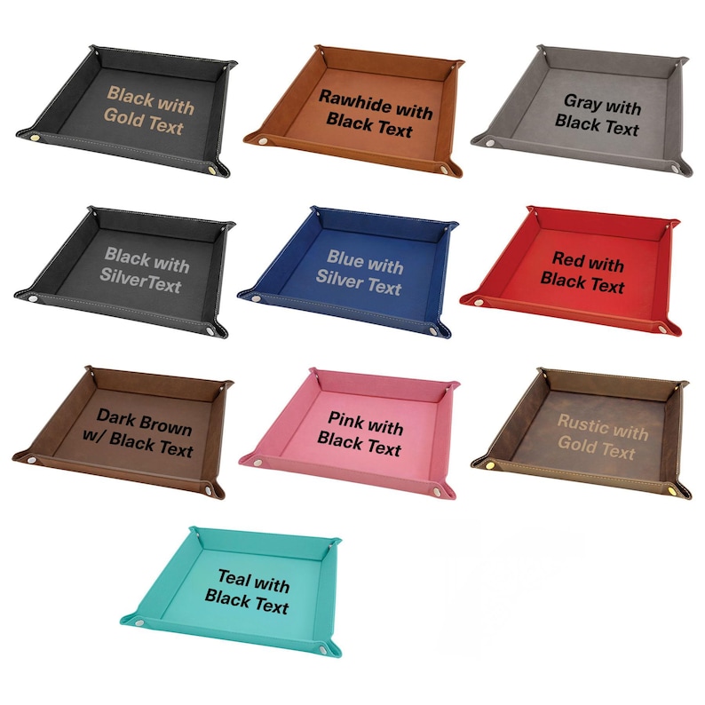 Pode incluir: Uma cole&ccedil;&atilde;o de bandejas de couro em v&aacute;rias cores: preto, couro cru, cinza, azul, vermelho, marrom escuro, rosa, verde-azulado e marrom r&uacute;stico. Cada bandeja apresenta texto em cores contrastantes.