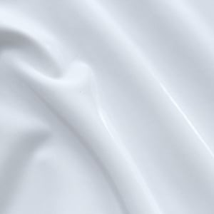 Puede incluir: Primer plano de una superficie lisa y blanca con pliegues y arrugas sutiles. La superficie es reflectante y tiene un ligero brillo.