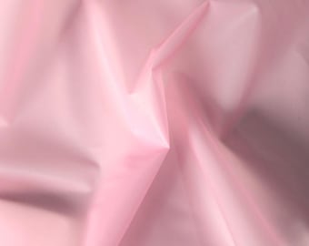 Material de vinilo translúcido suave de color rosa.