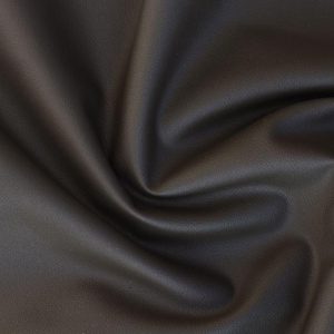 Peut inclure: Un tissu brun foncé doté d'une texture mate et lisse avec un grain subtil. Le matériau est drapé en plis souples et fluides, créant des ombres et des reflets profonds qui soulignent la nature flexible et malléable de la surface textile.