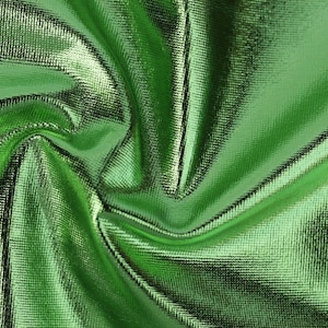 Könnte beinhalten: Nahaufnahme eines grünen Metallic-Stoffes mit einer strukturierten Oberfläche. Der Stoff ist gefaltet und drapiert und zeigt seinen Glanz und seine Textur.