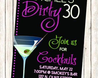 Peut inclure: Une invitation noire et blanche avec du texte rose et vert. Elle dit "Rachel's Dirty 30" et "Join us for Cocktails". L'invitation comprend également un verre à martini avec une olive.
