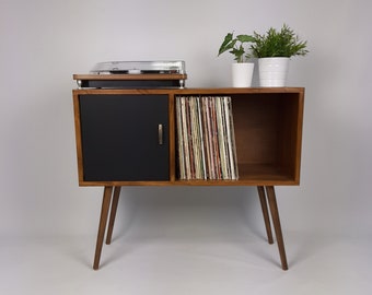 Table d’enregistrement en noyer avec porte noire et pieds en bois | Buffet moyen | Console multimédia | Cabinet en vinyle | Table à disques vinyle en bois massif