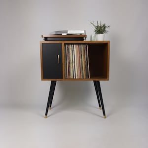 Kompaktes Sideboard aus Nussbaum mit Schwarzer Tür | Minimalistische Medienkonsole | Schallplattenaufbewahrung | Fernsehtisch | Massivholz Anrichte
