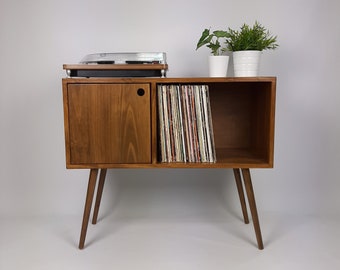 Plattentisch Nussbaum mit Holzbeinen | Mittleres Sideboard | Medienkonsole | Schrank aus Vinyl | Massivholz Schallplattentisch