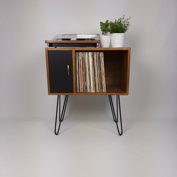 Petit buffet en noyer | Porte noire et pieds en épingle à cheveux | Table de jeu d’enregistrement | Stockage de vinyle | Buffet design | Mobilier minimaliste