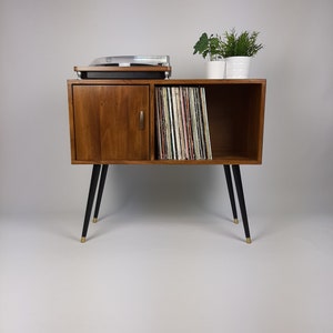 Sideboard aus Nussbaum | Schwarze Dansette Beine | Klassischer Messing Griff | Midcentury Anrichte | Schallplattenaufbewahrung