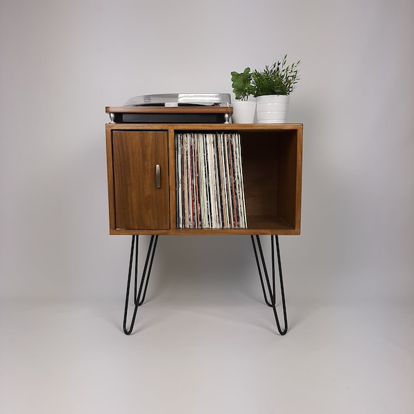 Cabinet design | Console Small Media | Jambes en épingle à cheveux en laiton | Buffet en noyer | Stockage de disques vinyles | | danoise de meubles Scandinave