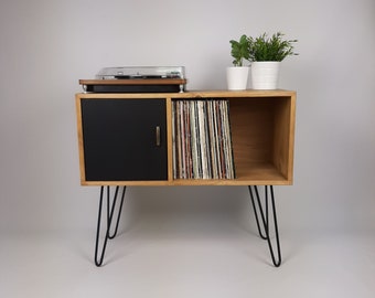 Aparador de roble Horquilla negra Patas y puerta / Aparador mediano / Almacenamiento de vinilo / Mid Century Modern / Buffet