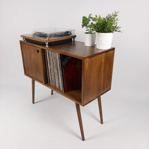 Table denregistrement en noyer avec pieds en bois Buffet moyen Console multimédia Cabinet en vinyle Table à disques vinyle en bois massif image 4