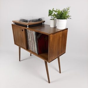 Table denregistrement en noyer avec pieds en bois Buffet moyen Console multimédia Cabinet en vinyle Table à disques vinyle en bois massif image 6