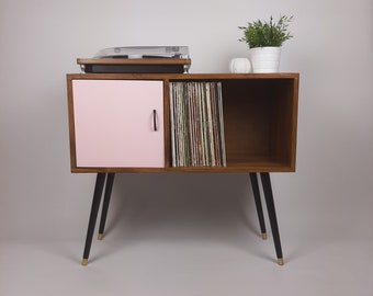 Credenza in noce / Anta rosa pastello / Maniglia nera satinata e gambe Dansette / Tavolino da registrazione / Porta TV