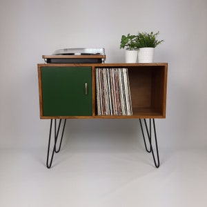 Schallplattenaufbewahrung | Sideboard aus Walnussholz mit schwarzen Hairpin Legs | Smaragdgrün