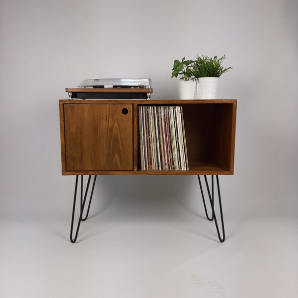 Notenhouten dressoir met zwarte haarspeldpoten | Vinyl Record Opslag | Minimalistische recordtafel |  Kast