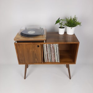 Table denregistrement en noyer avec pieds en bois Buffet moyen Console multimédia Cabinet en vinyle Table à disques vinyle en bois massif image 2