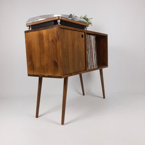 Table denregistrement en noyer avec pieds en bois Buffet moyen Console multimédia Cabinet en vinyle Table à disques vinyle en bois massif image 3