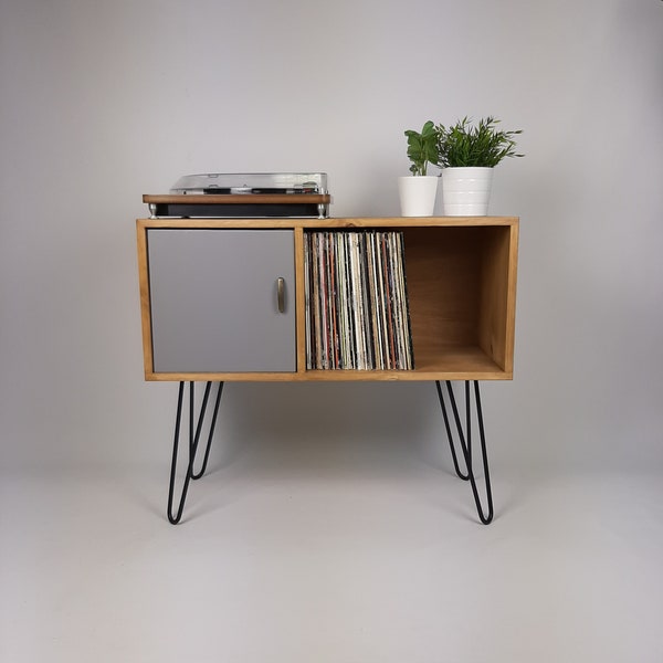 Buffet en chêne avec porte grise et pieds en épingle à cheveux noirs | Buffet moyen | Stockage de vinyle | | moderne du milieu du siècle Buffet