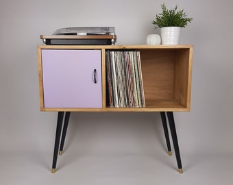 Mesa consola de roble con puerta lila y mango negro satinado / Almacenamiento de discos de vinilo / Credenza / 100 % sostenible / Púrpura