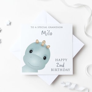 CARTE D'ANNIVERSAIRE DINOSAURE. Une carte personnalisée pour le 2e anniversaire d'un garçon. Personnalisation pour un petit garçon, un petit-fils, un fils, un neveu, un filleul. Deux ans.