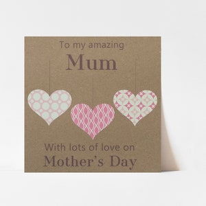 Carte de fête des mères faite main, carte de fête des mères personnalisée pour maman, maman, maman, grand-mère, grand-mère avec des coeurs en papier rose sur carte kraft.