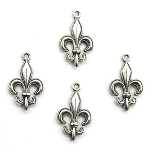 15 or 40PCS, Antique Silver Tone Fleur de Lis 2 Sided Charm Pendant, Tibetan Silver Tone, Vintage Jewelry Supply, 13mmX24mm, CC99-1655