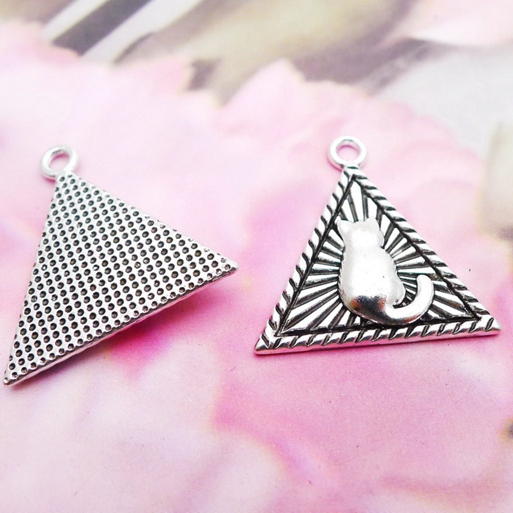 15 or 40PCS, Antique Silver Tone Cat in Triangle Charm