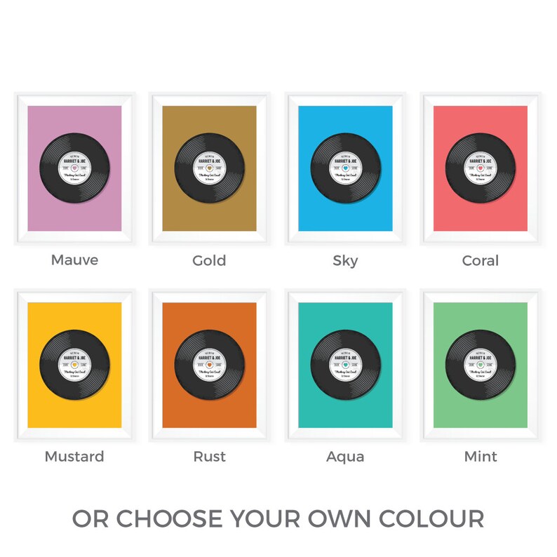 Op de afbeelding: Een set van 8 kleuropties voor een gepersonaliseerde vinylplaatprint. De kleuren zijn mauve, goud, lucht, koraal, mosterd, roest, aqua en mint. De print bevat een zwarte vinylplaat met een hart en de tekst "Harriet & Joe" en "The Big Day" in wit.