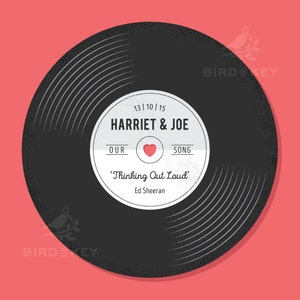 Op de afbeelding: Een zwarte vinylplaat met een wit label. Het label heeft de tekst "13/10/15 HARRIET & JOE OUR SONG 'Thinking Out Loud' Ed Sheeran" en een rood hart.
