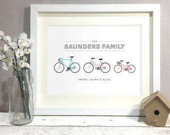 Bicicletas familiares Impresión personalizada, Signo de apellido de ciclismo, Regalo de hogar nuevo, Regalo de inauguración de la casa, Decoración del hogar, Arte de pared de póster único (sin marco)