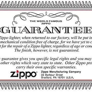Pu&ograve; includere: Immagine in bianco e nero di una garanzia per accendino Zippo. Il testo recita "The World Famous Zippo Guarantee" e spiega che qualsiasi accendino Zippo restituito in fabbrica verr&agrave; riparato gratuitamente. La garanzia afferma inoltre che la finitura degli accendini Zippo non &egrave; garantita e che altri prodotti Zippo hanno le proprie garanzie. Il testo include l'indirizzo della Zippo Manufacturing Company: 33 Barbour Street, Bradford, PA 16701 U.S.A.