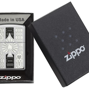 Pu&ograve; includere: Un accendino Zippo argentato con un design in bianco e nero che presenta l'Asso di Picche. L'accendino &egrave; nella sua scatola originale, che &egrave; nera con il logo Zippo.